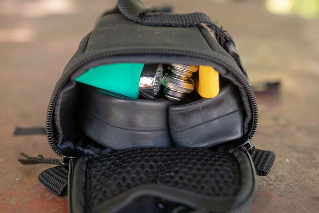  یک کیسه صندلی دوچرخه ای که دارای دو لوله ، رها کننده لاستیک و ابزار 