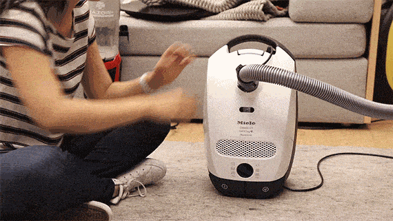  ویدیوی کسی کیسه ای کامل از خلا can قوطی Miele برداشته است. 