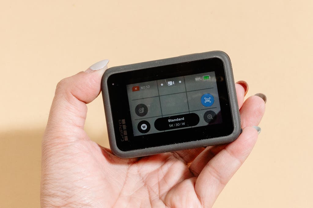 شخصی که Hero9 را در دست دارد ، صفحه لمسی دوربین را به نمایش می گذارد.