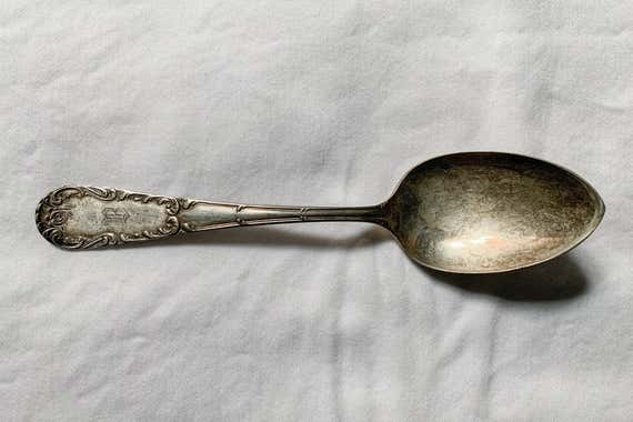  یک قاشق لکه دار پس از تمیز شدن 