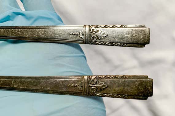  نمای نزدیک از پایین ظروف فلزی جلا 