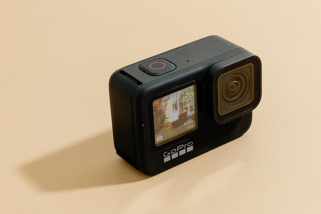 GoPro Hero9 Black ، در پس زمینه بژ نشان داده شده است.