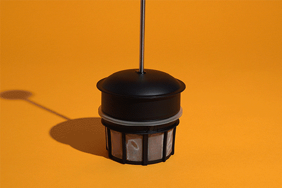  ویدئویی حلقه ای از دست های فرد که فیلتر دوتایی Espro P3 را انتخاب می کند ، انتخاب ما برای بهترین مطبوعات فرانسه. 