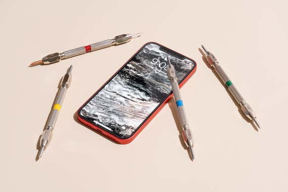  یک آیفون در کنار قطعاتی از کیت آزمایش سختی Mohs. 